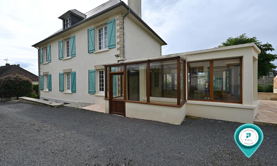 MAISON DE 149 M² HABITABLE AVEC VERANDA SUR UN TERRAIN CLOS ET ARBORE DE 689 M²