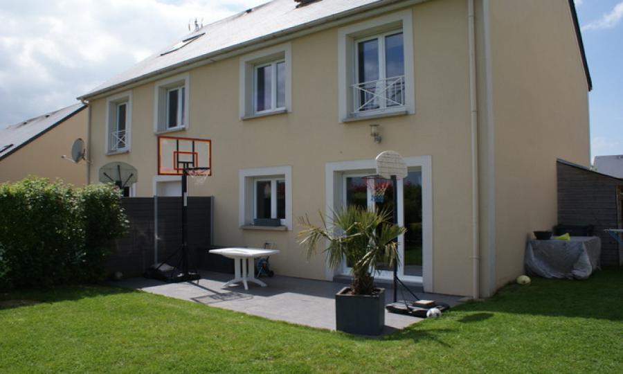 MAISON 6 PIECES DE 110 M² AVEC GARAGE SUR UN TERRAIN CLOS ET ARBORE DE 233 m²