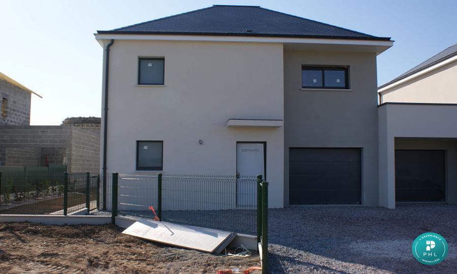 MAISON RÉCENTE 4 PIECES DE 88.63 M² HABITABLE AVEC TERRASSE ET GARAGE SUR UN TERRAIN CLOS ET ARBORE D'ENVIRON 340 M²
