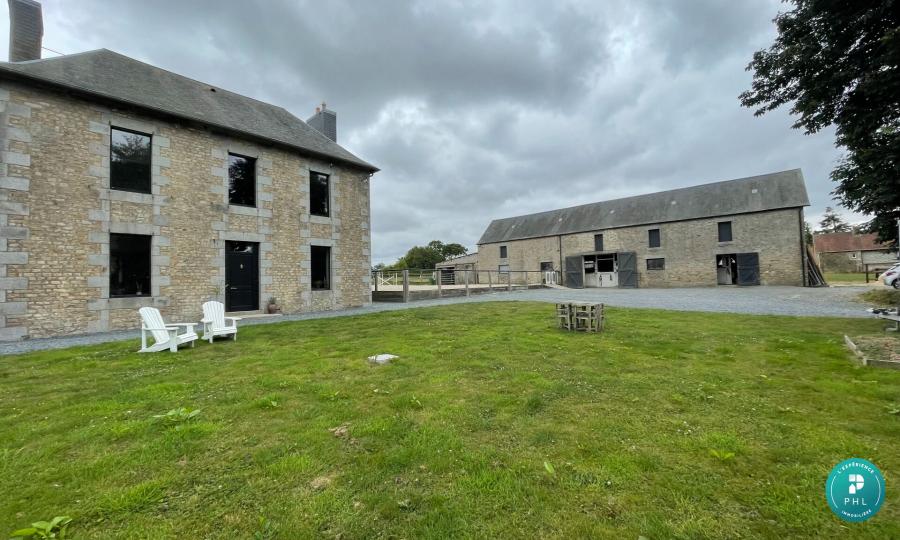 MAISON DE MAITRE RÉNOVÉE DE 170 M²  HABITABLE AVEC DÉPENDANCE, BOXES ET CARRIERE