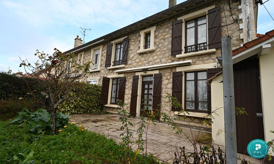 A COLOMBELLES, MAISON EN PIERRES MITOYENNE DE 65 M² HABITABLE AVEC GARAGE ET CAVE, SUR UN TERRAIN CLOS ET ARBORÉ DE 334 M²