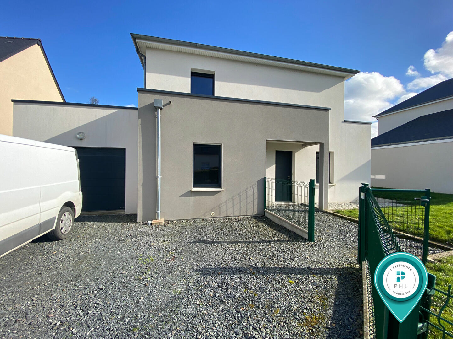 Merville-Franceville | Maison 6 pièces de 123 m²  avec terrasse et garage sur un terrain clos et arboré de 461 m² - PHL Immobilier