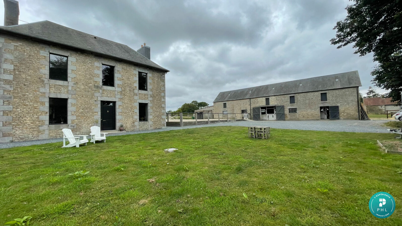 Ondefontaine | Maison de maître rénovée de 170 M²  avec dépendance , 10 boxes et une carrière - PHL Immobilier